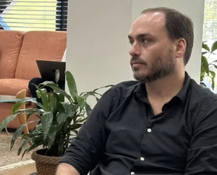 Justiça manda redes sociais retirarem publicações sobre a paternidade de Carlos Bolsonaro