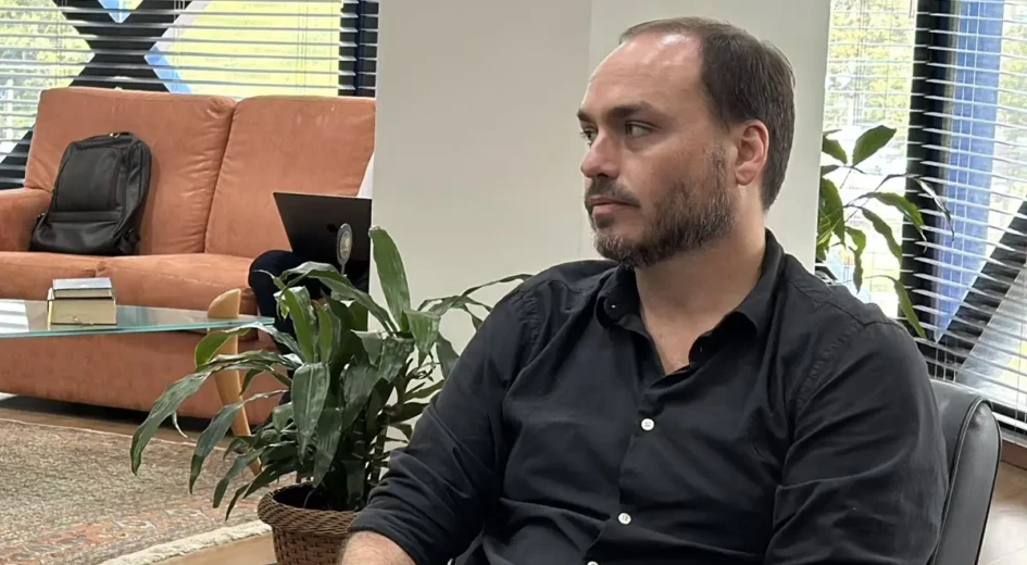 Justiça manda redes sociais retirarem publicações sobre a paternidade de Carlos Bolsonaro