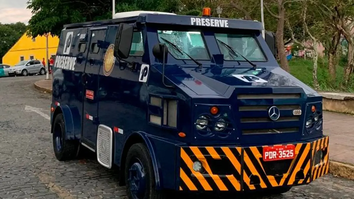 Câmara de Goiânia analisa carros-fortes nos corredores preferenciais