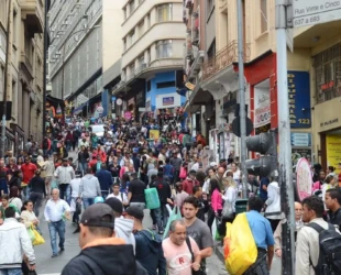 Mais da metade dos brasileiros diz que a renda familiar não é suficiente para as despesas