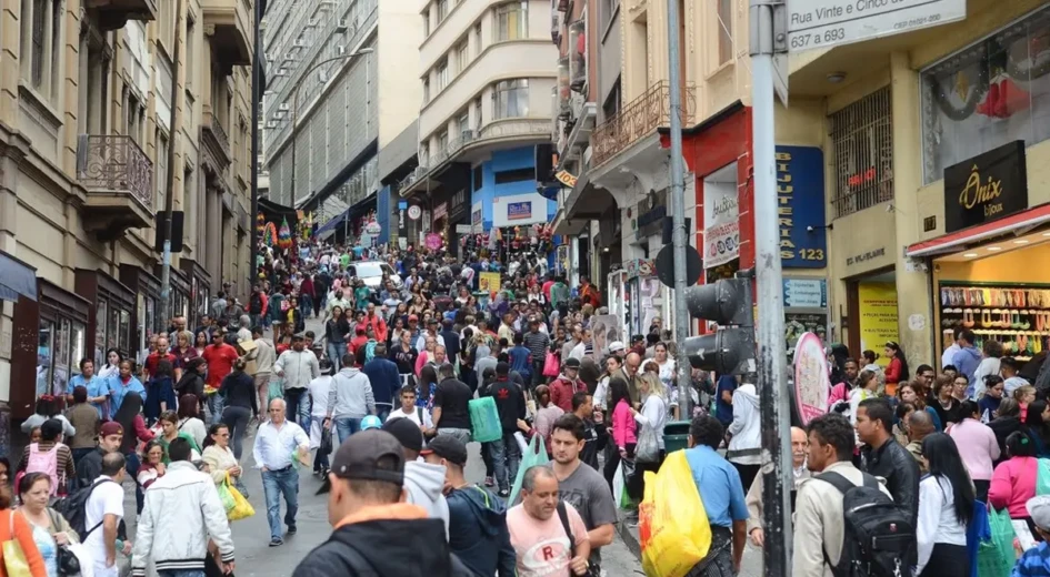 Mais da metade dos brasileiros diz que a renda familiar não é suficiente para as despesas