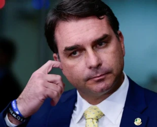 Flávio Bolsonaro perderia para Haddad e Alckmin no segundo turno, diz AtlasIntel