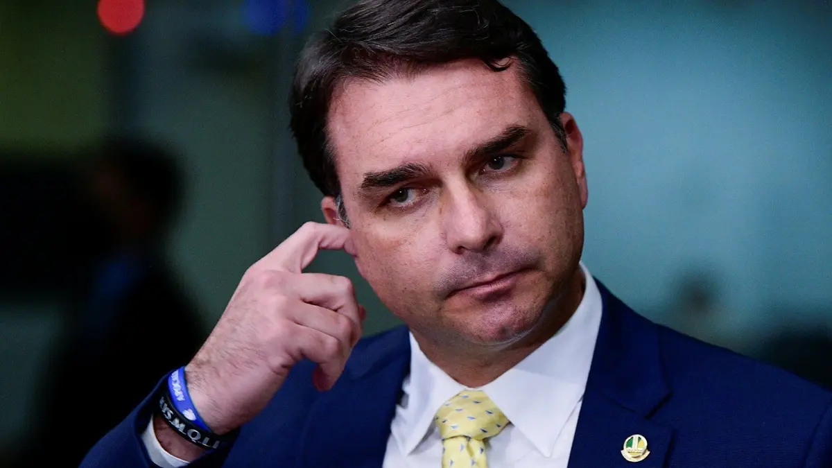 Flávio Bolsonaro perderia para Haddad e Alckmin no segundo turno, diz AtlasIntel