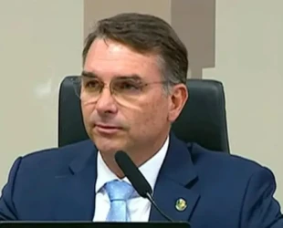 Flávio Bolsonaro começa a anunciar plano de governo para eleitores esquecerem de Vorcaro