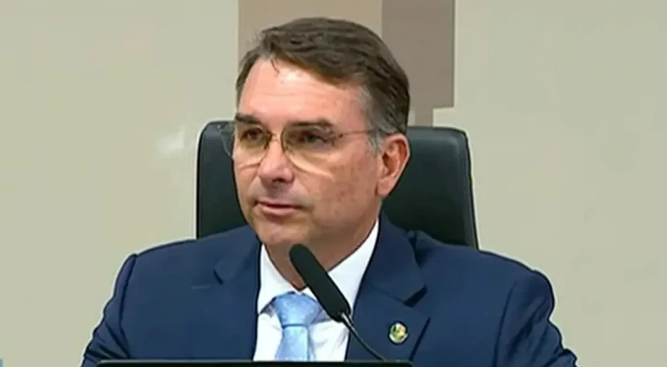 Flávio Bolsonaro começa a anunciar plano de governo para eleitores esquecerem de Vorcaro
