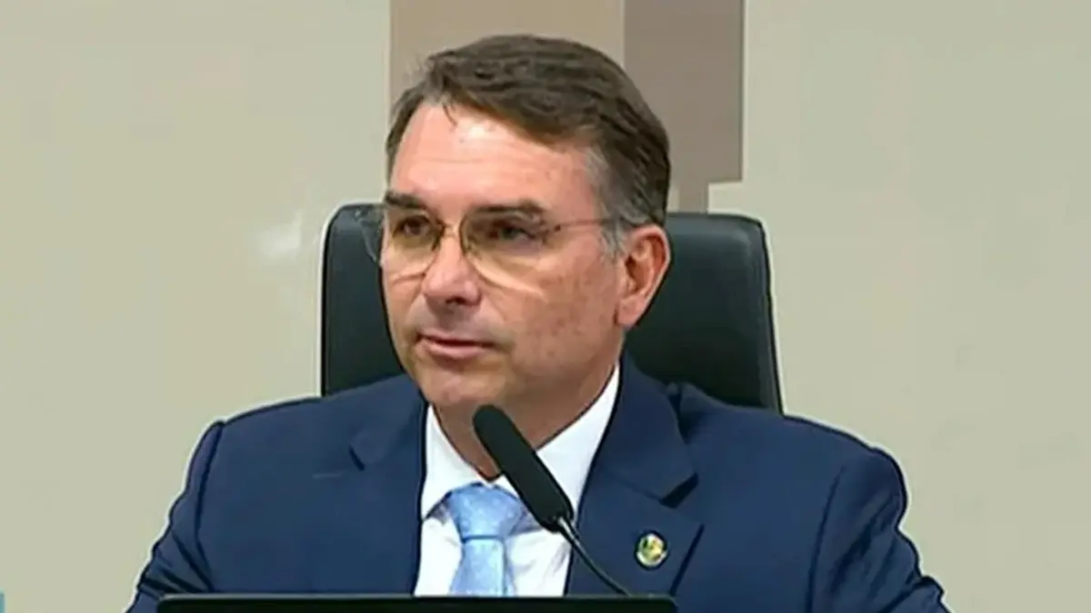 Flávio Bolsonaro começa a anunciar plano de governo para eleitores esquecerem de Vorcaro