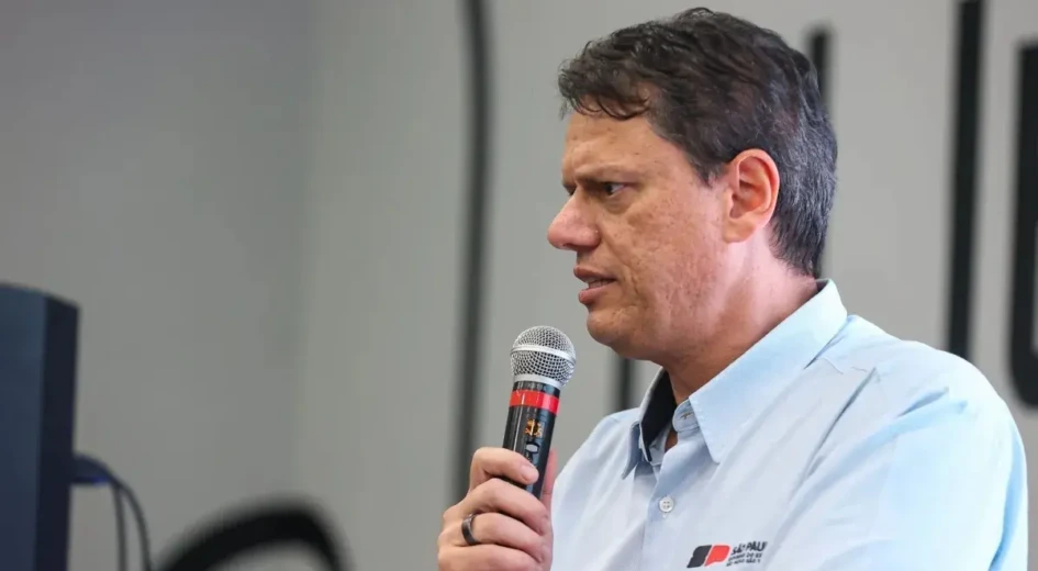 'Eu confio nas urnas', diz Tarcísio após Flávio questionar o equipamento