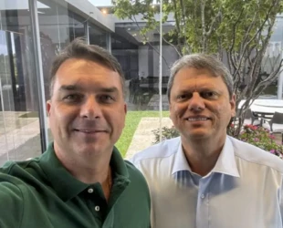 Tarcísio diz que Flávio Bolsonaro deve explicar relação com Vorcaro