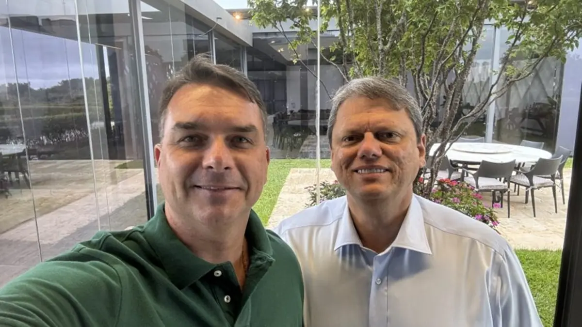 Tarcísio diz que Flávio Bolsonaro deve explicar relação com Vorcaro