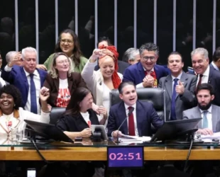 Câmara aprova, em dois turnos, PEC pelo fim da escala 6x1 e texto vai ao Senado