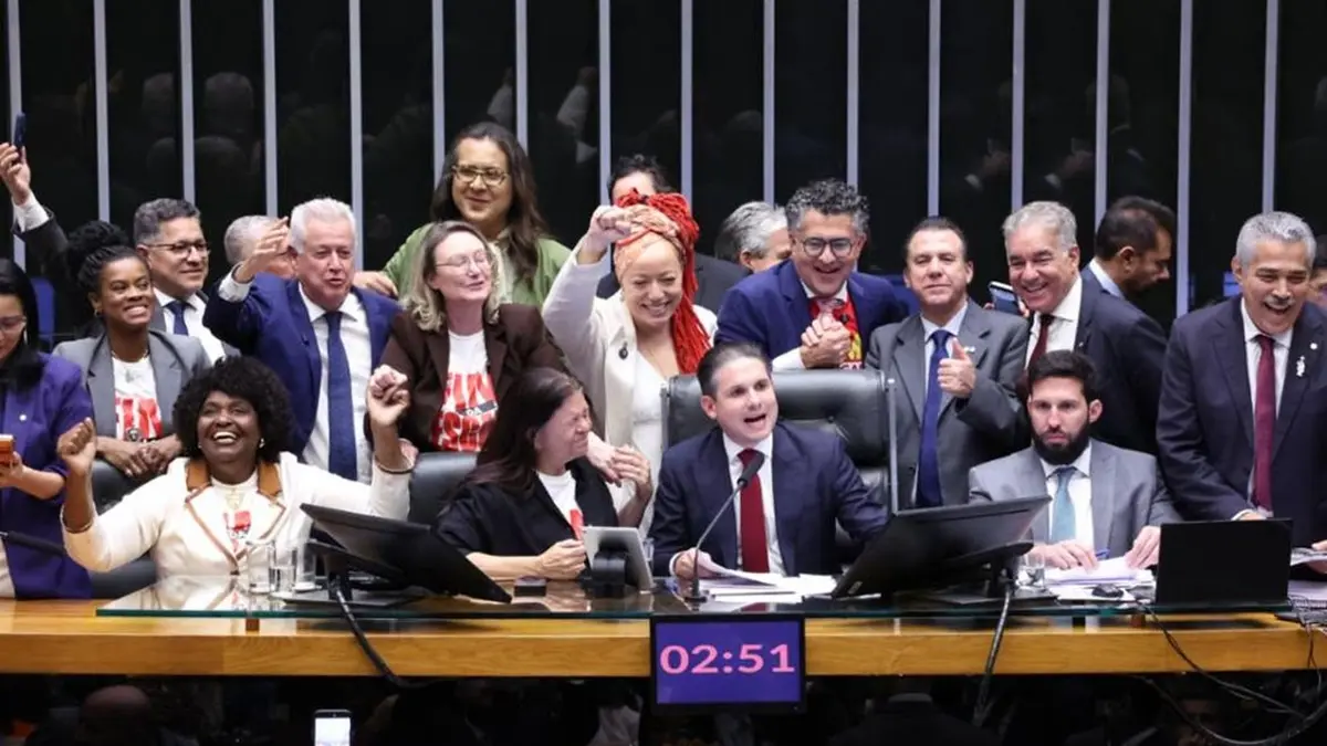 Câmara aprova, em dois turnos, PEC pelo fim da escala 6x1 e texto vai ao Senado