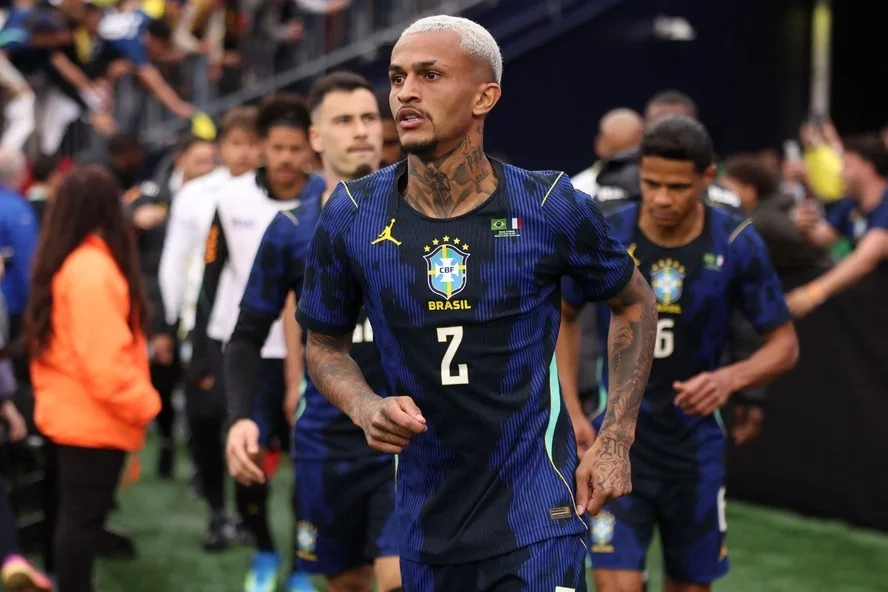 wesley-e-cortado-da-selecao-brasileira-e-ederson-e-1780848947