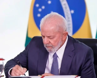 lula-signing_1744260377787