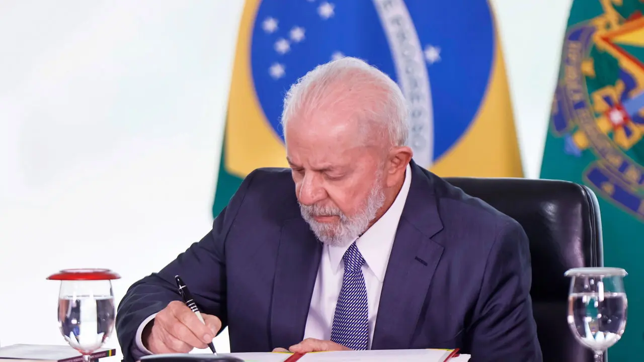 lula-signing_1744260377787