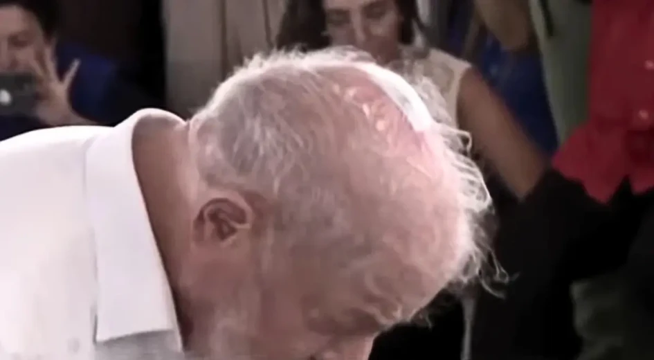 Lula mostra curativo no couro cabeludo resultado de retirada de câncer de pele