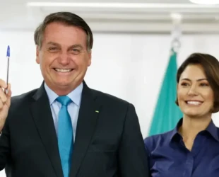Em meio à crise, Bolsonaro quer que Michelle dispute o Senado