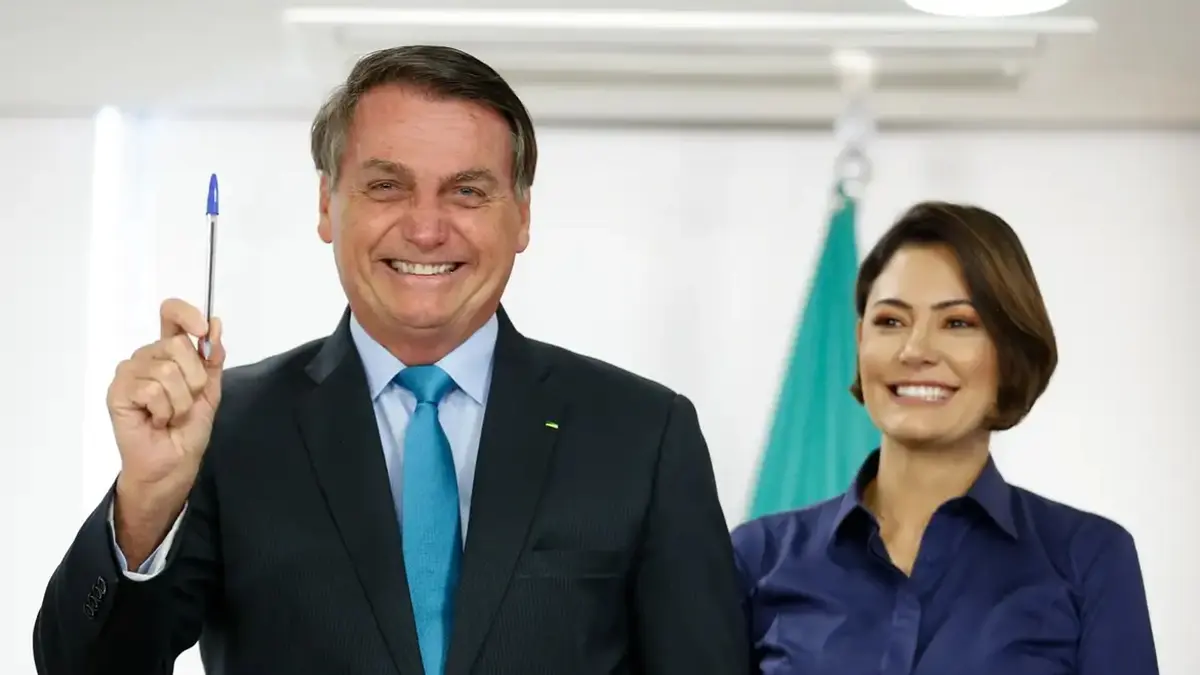 Em meio à crise, Bolsonaro quer que Michelle dispute o Senado