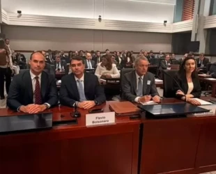flavio-bolsonaro-e-eduardo-em-audiencia-da-secao-301-nos-estados-unidos-1783451243070_v2_450x337.jpg