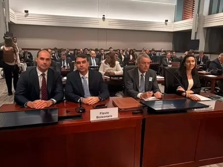 flavio-bolsonaro-e-eduardo-em-audiencia-da-secao-301-nos-estados-unidos-1783451243070_v2_450x337.jpg
