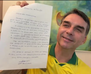 Deputado vai pedir revogação da domiciliar de Bolsonaro por carta lida por Flávio