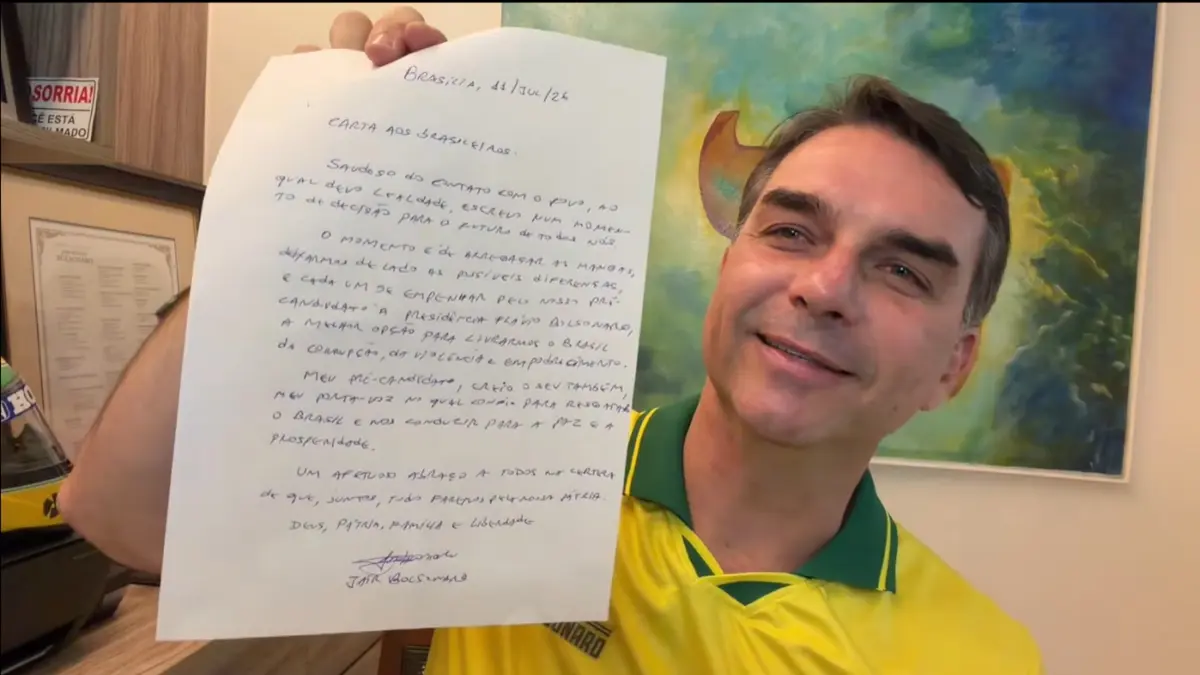 Deputado vai pedir revogação da domiciliar de Bolsonaro por carta lida por Flávio