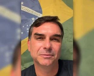Flávio Bolsonaro diz que pai é 'injustiçado, perseguido e censurado'