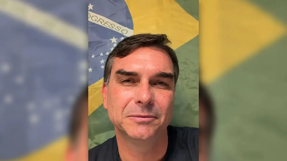 Flávio Bolsonaro diz que pai é 'injustiçado, perseguido e censurado'