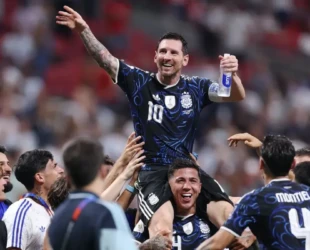 Messi dedica vitória da Argentina a Maradona: 'Presente para ele'