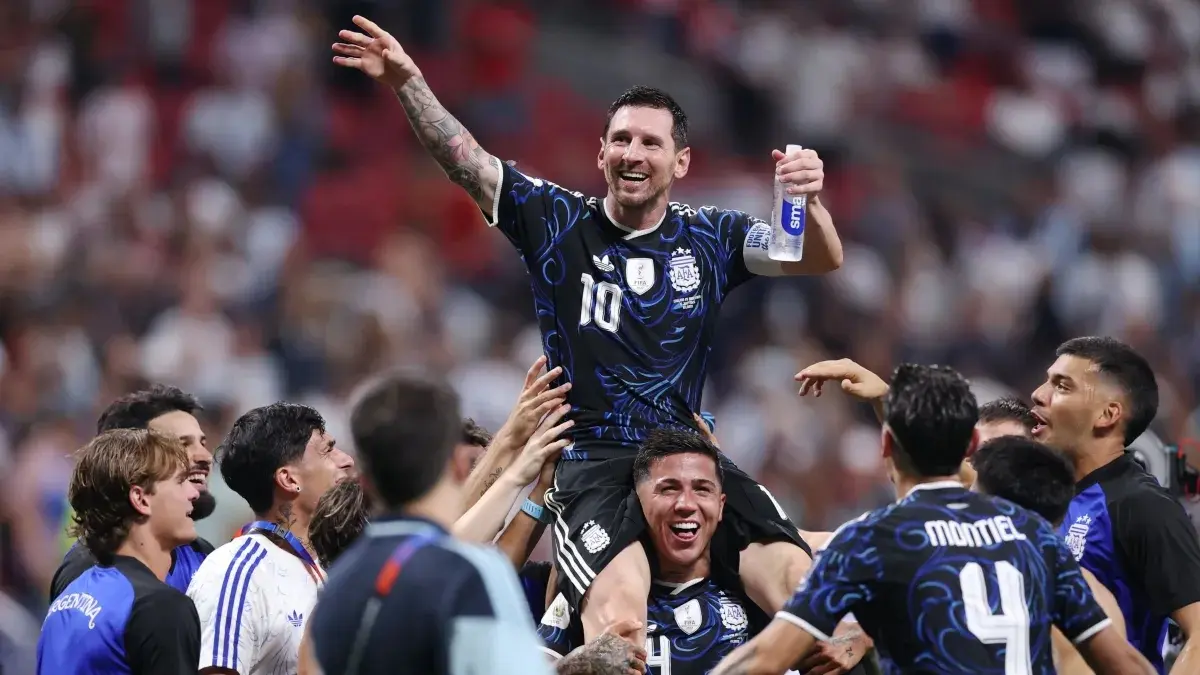 Messi dedica vitória da Argentina a Maradona: 'Presente para ele'