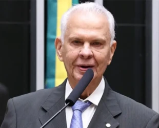Deputado acusa DC de filiá-lo sem autorização e vai à Justiça; partido nega