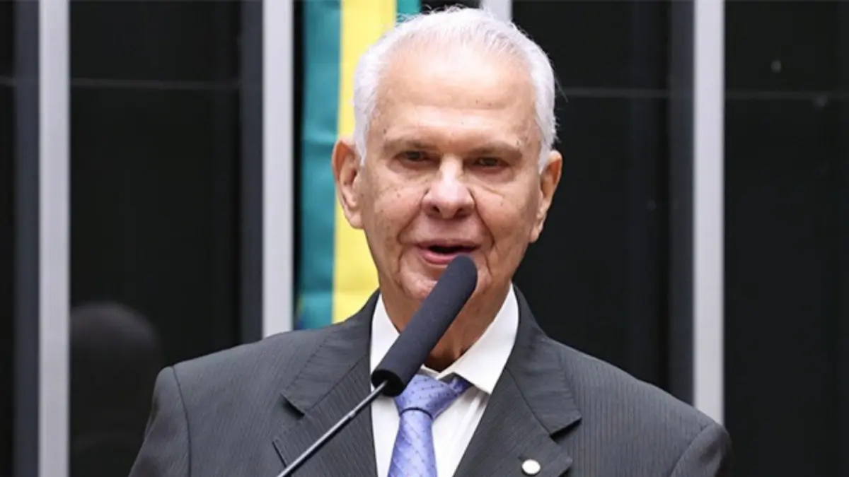 Deputado acusa DC de filiá-lo sem autorização e vai à Justiça; partido nega