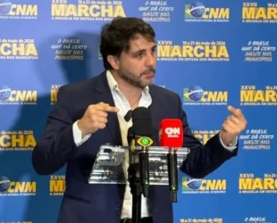 'Vassalo de Trump', diz Renan Santos sobre green card de Eduardo Bolsonaro