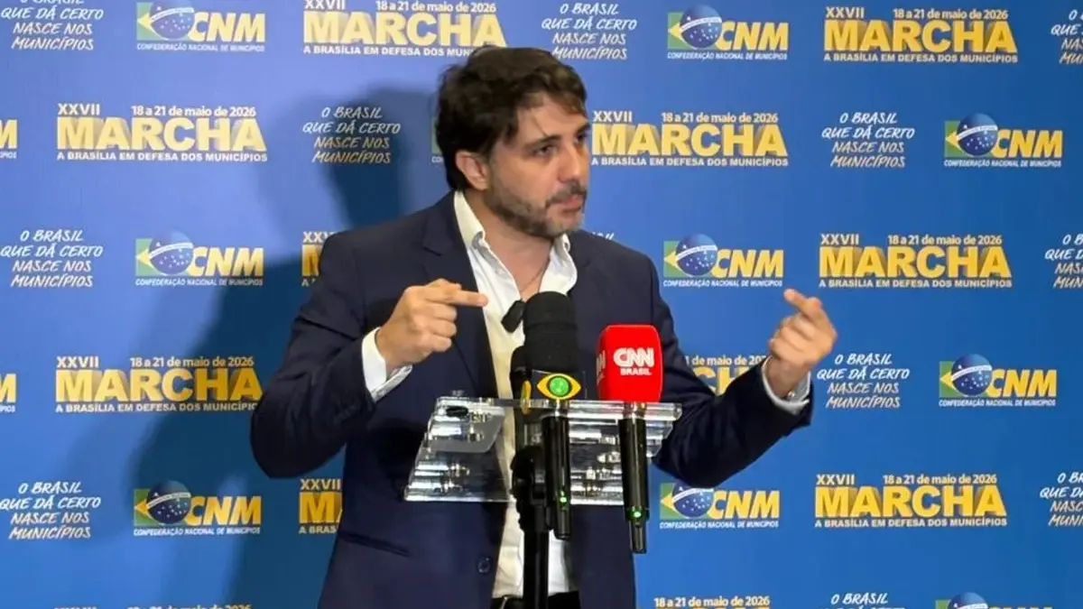 'Vassalo de Trump', diz Renan Santos sobre green card de Eduardo Bolsonaro