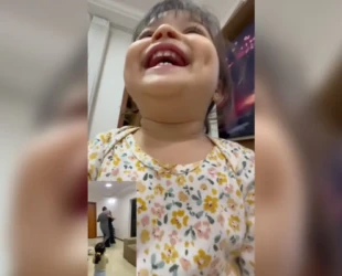Garotinha encanta com reação ao presenciar momento romântico dos pais