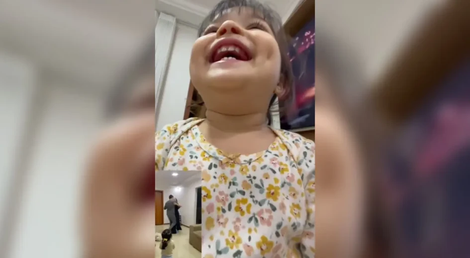 Garotinha encanta com reação ao presenciar momento romântico dos pais
