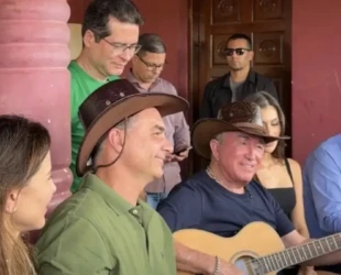 Flávio almoça com Amado Batista na fazenda do cantor, em Goianápolis