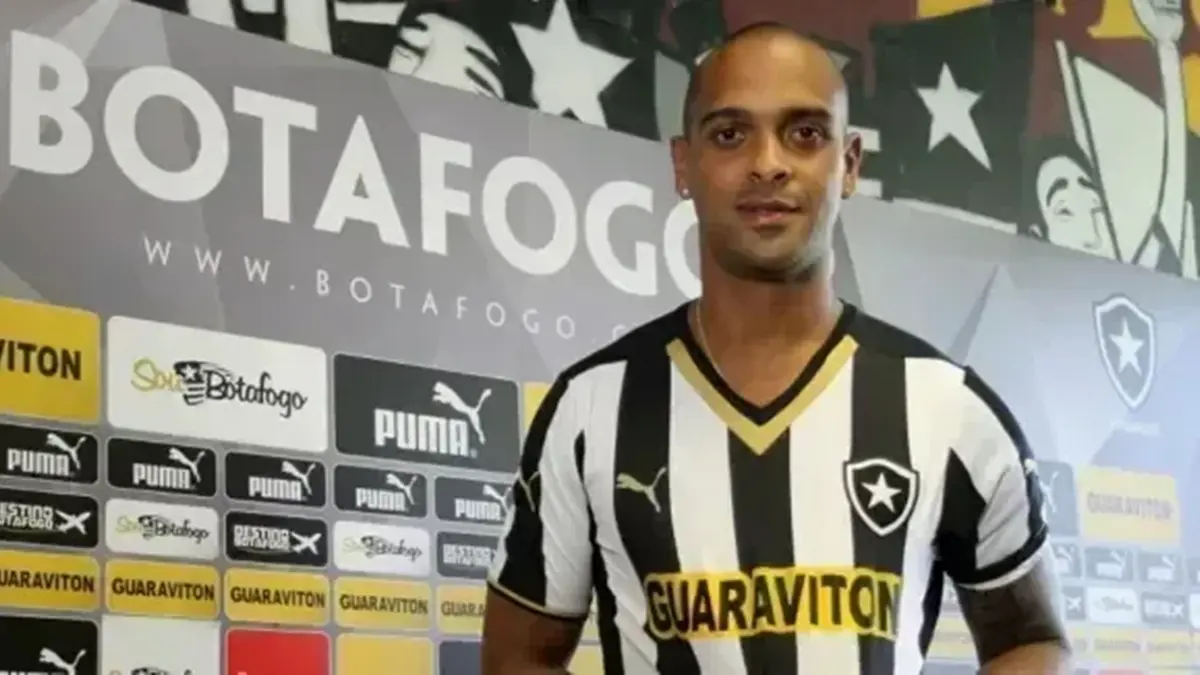 Ex-jogador do Botafogo morre durante ventania no Rio