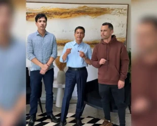 Cleitinho chora ao desistir de disputar o governo de Minas Gerais