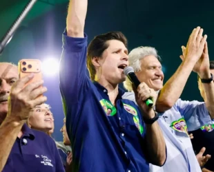 10 mil pessoas e 212 prefeitos: multidão aclama candidatura de Daniel Vilela
