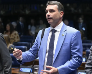 Flávio Bolsonaro promete fim da reeleição em plano de governo