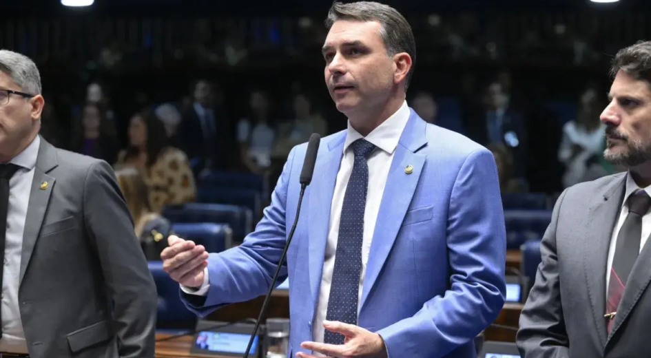 Flávio Bolsonaro promete fim da reeleição em plano de governo