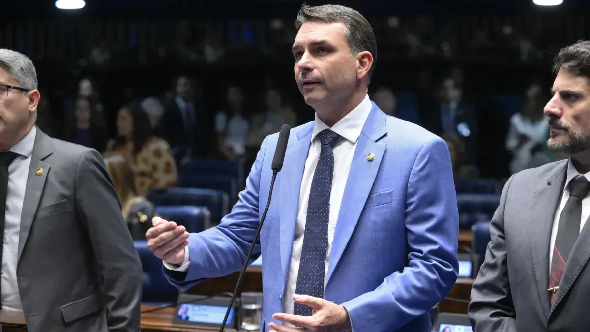 Flávio Bolsonaro promete fim da reeleição em plano de governo