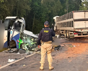 Mais de 20 pessoas morrem em acidente entre ônibus e carreta no Paraná