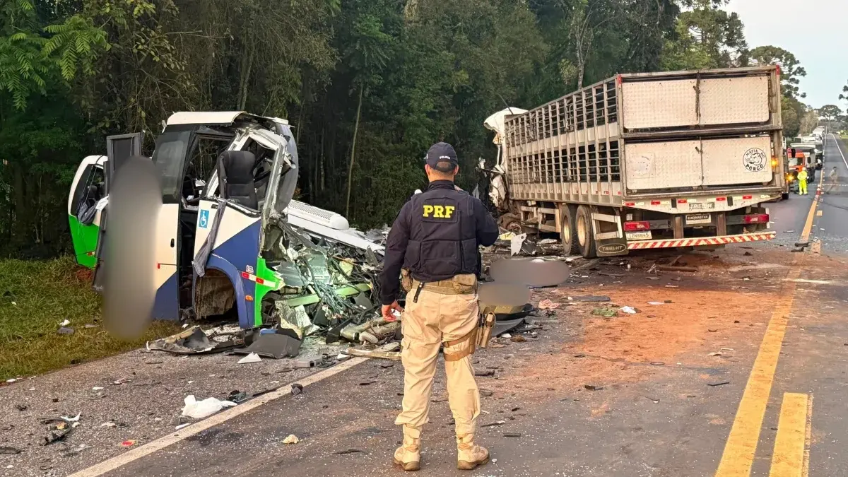 Mais de 20 pessoas morrem em acidente entre ônibus e carreta no Paraná