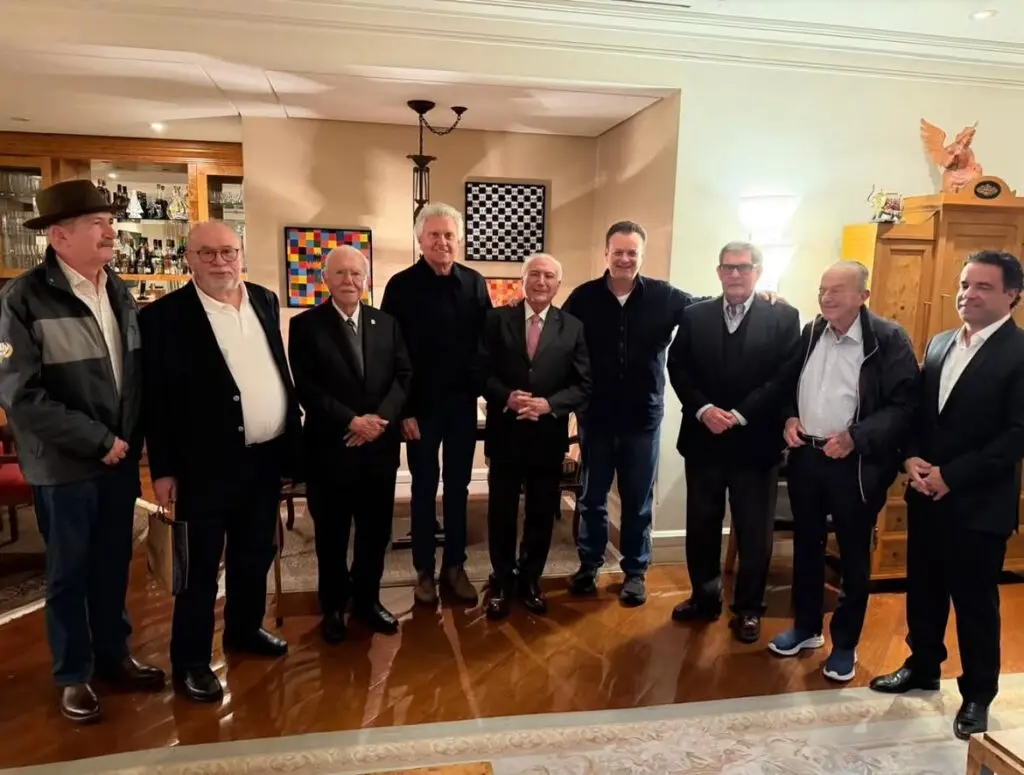 Nao-e-todo-dia-que-temos-o-privilegio-de-tirar-uma-foto-com-dois-ex-presidentes-e-um-futuro-pre1-1024x775