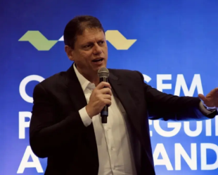 Tarcísio nega afastamento de Flávio Bolsonaro