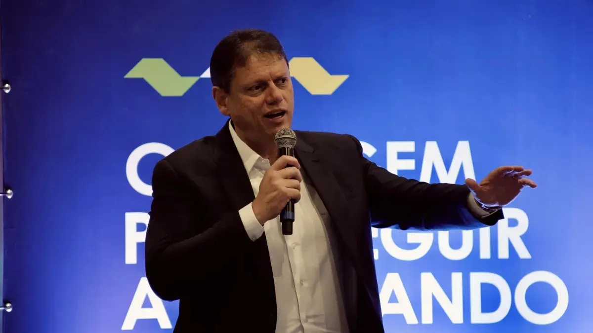 Tarcísio nega afastamento de Flávio Bolsonaro