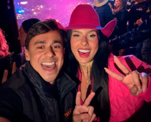 Nikolas e Ana Castela tiram foto juntos e fazem gesto ligado ao PL