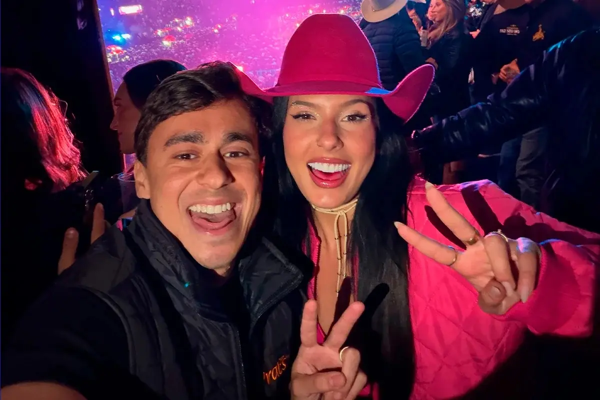 Nikolas e Ana Castela tiram foto juntos e fazem gesto ligado ao PL