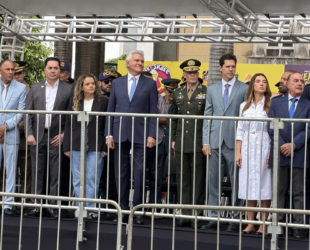 Caiado e Daniel Vilela acompanham desfile de 7 de Setembro em Goiânia